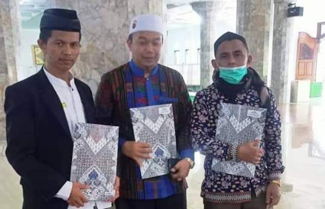 Pengurus baru Yayasan Pendidikan Islam Mesjid Raya Jihad Kota Padang Panjang periode 2021_2026 diabadikan dalam ruang masjid.